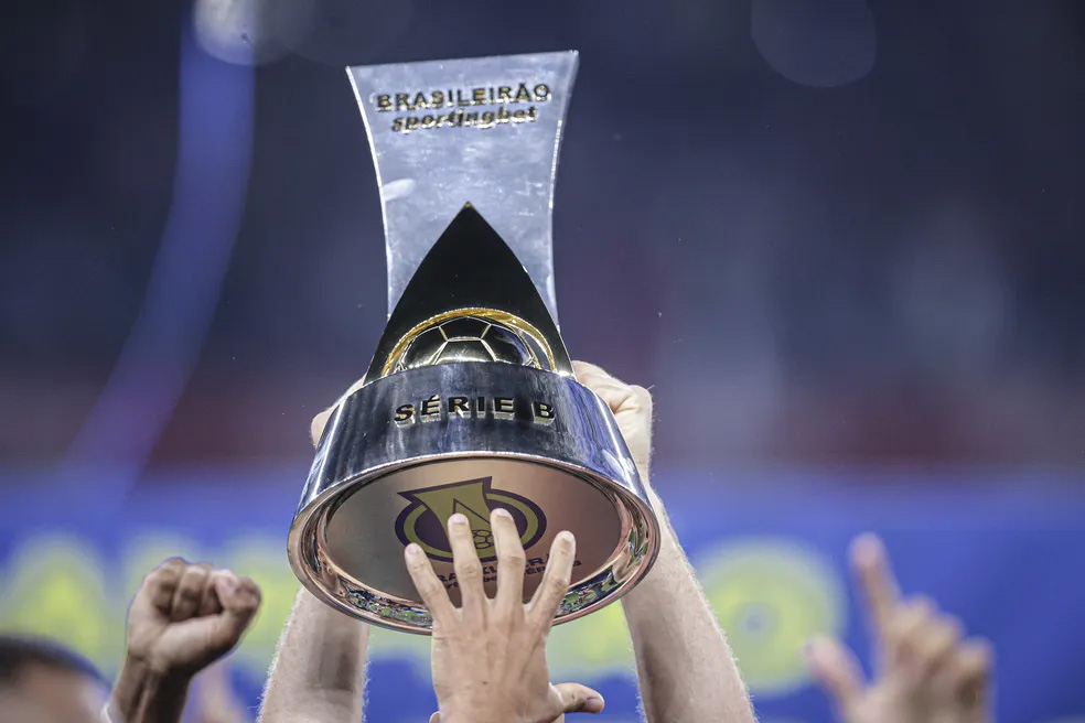 Troféu da Série B do Campeonato Brasileiro (foto: Cris Mattos/Staff Images/Cruzeiro)