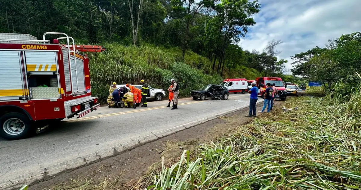 Colisão frontal deixa dois feridos na BR 381, saída de Santana do Paraíso