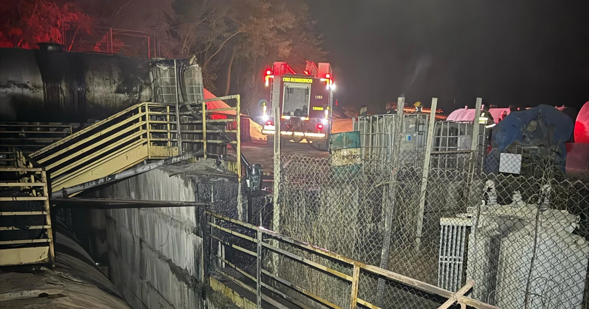 Bombeiros combatem incêndio em usina de asfalto em Timóteo