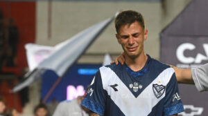 Valentín Gómez, zagueiro que foi alvo do Cruzeiro, chorando (foto: Jose Almeida/AFP)