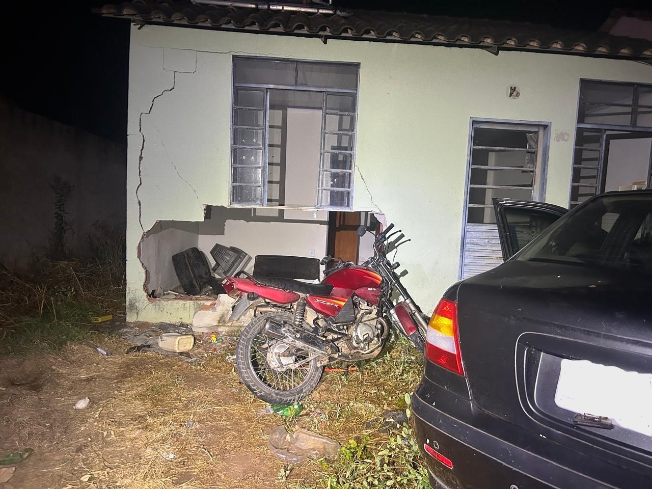 Três veículos roubados são encontrados em casa abandonada de Governador Valadares